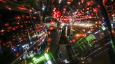 Orang-orang berjalan di bawah lampion-lampion hiasan jelang Tahun Baru China di salah satu distrik pecinaan di Yangon. (Photo by YE AUNG THU / AFP)