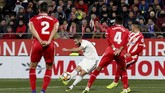 Memanfaatkan umpan Vinicius Junior, Karim Benzema mencetak gol keduanya pada menit ke-43 dan menutup keunggulan Real Madrid 2-0 di babak pertama. (REUTERS/Albert Gea)