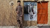 Sultan Qasim Sayeedi (18) yang seorang model cemas kalau Taliban kembali maka dia tidak bisa lagi menggelar peragaan busana. (REUTERS/Mohammad Ismail)