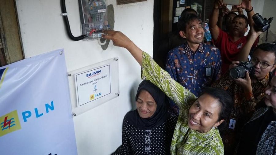 Menteri Rini disebut-sebut masih kurang happy dengan kinerja para dirut PLT PLN selama beberapa bulan terakhir
