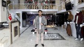 Sohail Ataie (22) cuma ingin tetap bisa berjualan pakaian. Dia lelah dengan kondisi peperangan dan ingin perdamaian. (REUTERS/Mohammad Ismail)