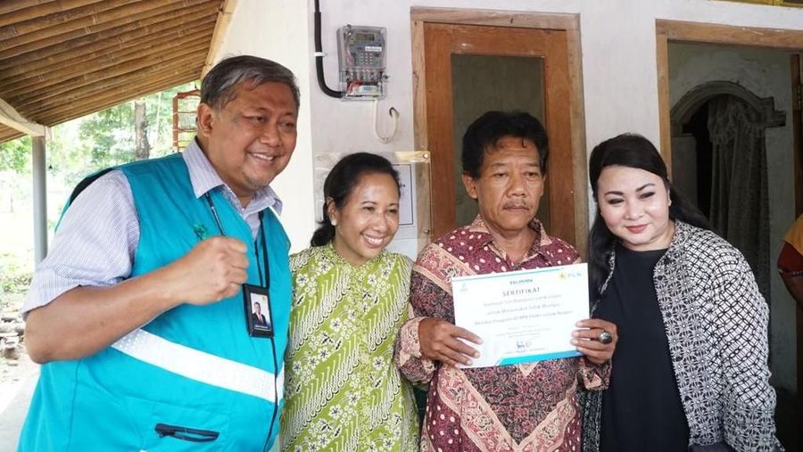 Presiden Jokowi bersama Menteri Rini Sosialisasi Program Mekaar dan Penyambungan listrik gratis di Jawa Timur.