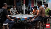 Warga RW 01 Kelurahan Pegangsaan, Kecamatan Menteng, melakukan aktivitas bermain karambol di depan rumah. Kawasan pemukiman kumuh di daerah Cikini Jakarta Pusat ini dihuni 100 Kepala Keluarga. (CNNIndonesia/Andry Novelino)