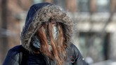 Seorang pelajar berpakaian tebal untuk menghadapi cuaca yang mencapai di bawah nol derajat celcius di Minnesota, Minneapolis, Amerika Serikat. (REUTERS/Eric Miller)