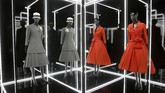 Pameran Christian Dior: Designer of Dreams digelar di Victoria and Albert Museum. (REUTERS/Henry Nicholls)