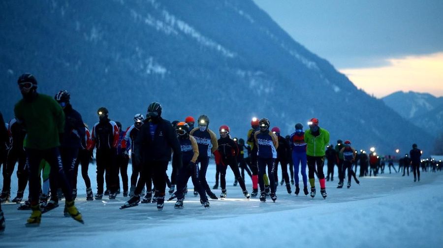Elfstedentocht merupakan perlombaan seluncur es yang melewati 11 kota.
