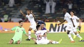 Pemain-pemain Qatar, Bassam Al Rawi, Abdulkarim Al-Ali, dan Mohammed Al Bakri melakukan selebrasi atas kemenangan Qatar pada laga puncak. Dalam sembilan penampilan sebelumnya, Qatar lebih sering terpental pada fase grup. (REUTERS/Suhaib Salem)