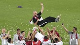Para pemain Qatar merayakan kemenangan bersama pelatih Felix Sanchez Bas. (REUTERS/Ahmed Jadallah)