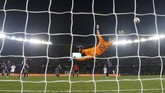 Shuichi Gonda tidak mampu menjangkau bola yang disepak Abdulaziz Hatem pada menit ke-27. Gol Hatem membuat Al Annabi memimpin 2-0 dan bertahan hingga turun minum. (REUTERS/Suhaib Salem)