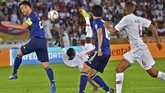 Almoez Ali melepaskan tembakan salto pada menit ke-13 yang berbuah gol perdana Qatar dalam laga final menghadapi Jepang. Ali tercatat sebagai pencetak gol terbanyak pada Piala Asia 2019 dengan 11 gol. (Photo by Giuseppe CACACE / AFP)