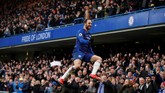 Gonzalo Higuain mencetak gol pembuka Chelsea sekaligus melecut motivasi rekan-rekannya untuk mengalahkan Huddersfield di Stamford Bridge. (Reuters/John Sibley)