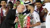 Presiden FIFA Gianni Infantino memberi trofi Piala Asia kepada Hasan Al Haydos. (REUTERS/Suhaib Salem)