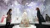 Pameran ini menjelajahi hubungan asmara Dior dengan budaya Inggris dan juga perjalanannya menjadi desainer dunia. (REUTERS/Henry Nicholls)