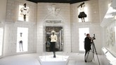Kurator eksibisi Oriole Cullen mengungkapkan kepada Tatler bahwa ini adalah eksibisi fesyen terbesar yang digelar setelah Alexander McQueen: Savage Beauty. (REUTERS/Henry Nicholls)