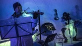 Menurut salah satu musisi, itu karena “es merespons getaran dan yang diterima dan mendapat pemanasan seperti dipijat.” Setelah dua jam, suara musik baru terdengar sempurna. (Marco BERTORELLO / AFP)