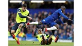 Gol pertama Gonzalo Higuain terjadi berkat assist N'Golo Kante yang tampil spartan dan tak kenal lelah. (Reuters/John Sibley)