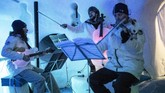 Ada biola, cello, bas, bahkan sampai instrumen perkusi yang dibuat dari es. Mereka tetap digesek, dipetik dan ditiup seperti alat musik biasa. (Marco BERTORELLO / AFP)