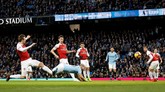 Sergio Aguero berhasil membobol gawang Arsenal saat pertandingan belum genap berumur satu menit. Ia menyundul bola hasil umpan Aymeric Laporte. (Reuters/Carl Recine )