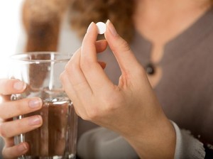 Rutin Minum Multivitamin Tiap Hari Bikin Panjang Umur? Begini Hasil Risetnya
