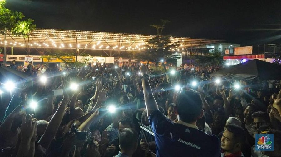 Ia tampak terkejut saat melihat ribuan milenial begitu antusias menyambut.