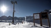 Dalam konser yang digelar di igloo dengan temperatur di bawah nol derajat di Pegunungan Alpen Italia, instrumen musik yang digunakan pun terbuat dari es. (Marco BERTORELLO / AFP)