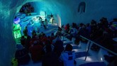 Mereka yang datang menyaksikan konser orkestra di pusat olahraga musim dingin Passo Paradiso, pada ketinggian 2.600 meter dpl itu ikut takjub oleh hasilnya. Meski alat-alat musik itu terkesan rapuh dan jika tidak hati-hati bisa pecah atau bahkan meleleh, suara yang dihasilkan luar biasa. (Marco BERTORELLO / AFP)