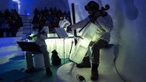 Alat musik itu juga ramah lingkungan. Jika sudah ‘tua’ tinggal dipukul dengan palu agar hancur atau ditinggalkan begitu saja di bawah matahari sehingga meleleh sendiri. (Marco BERTORELLO / AFP)