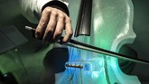 Satu mandolin misalnya, butuh lima sampai enam hari untuk pembuatan. Sementara alat musik lain yang lebih besar butuh waktu pembuatan lebih lama, bisa berbulan-bulan. (Marco BERTORELLO / AFP)