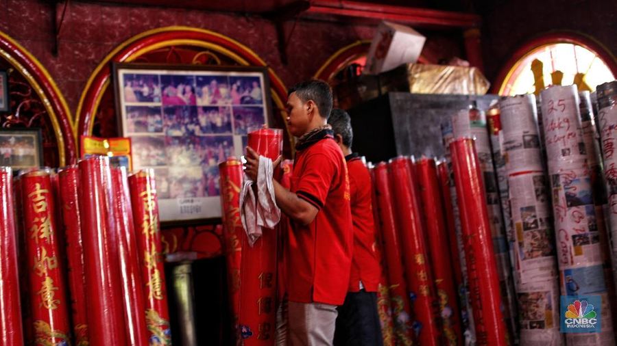 Menjelang perayaan Imlek Vihara Dharma Bakti mempersiapkan untuk umat melakukan peribadatan.