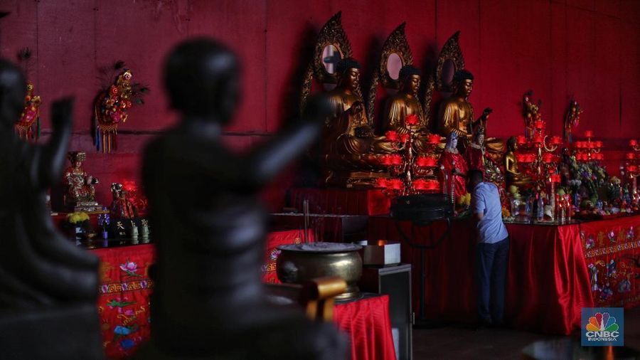 Menjelang perayaan Imlek Vihara Dharma Bakti mempersiapkan untuk umat melakukan peribadatan.