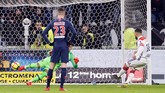 Babak kedua berjalan empat menit Lyon berbalik unggul melalui penalti Nabil Fekir. Tuan rumah mendapat tendangan penalti setelah kapten PSG Thiago Silva melanggar Moussa Dembele. (REUTERS/Emmanuel Foudrot)