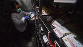 Petugas menyimpan darah di Laboratorium Unit Transfusi Darah (UTD) PMI Kota Bandung, Jawa Barat, Kamis (31/1/2019). PMI Kota Bandung menyediakan 2.000 kantong darah untuk mengantisipasi permintaan berlebih dari Rumah Sakit yang membutuhkan darah untuk pasien Demam Berdarah. ANTARA FOTO/Raisan Al Farisi/hp.