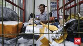 Karyawan memindai paket dari luar negeri di unit Antaran PT Pos Indonesia. (CNNIndonesia/Safir Makki)
