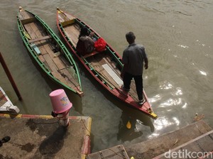 Warga Malaysia Nyusup ke Singapura Gunakan Sampan, eh Keciduk