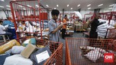 Aktivitas petugas menyortir dokumen dan paket dari luar negeri di kantor Pos Indonesia, Jakarta. (CNNIndonesia/Safir Makki)