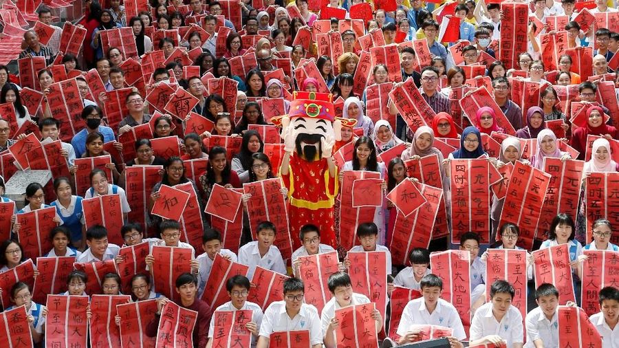 Jelang Tahun Baru Imlek warga di seluruh dunia bersiap-siap merayakan Tahun Baru Babi