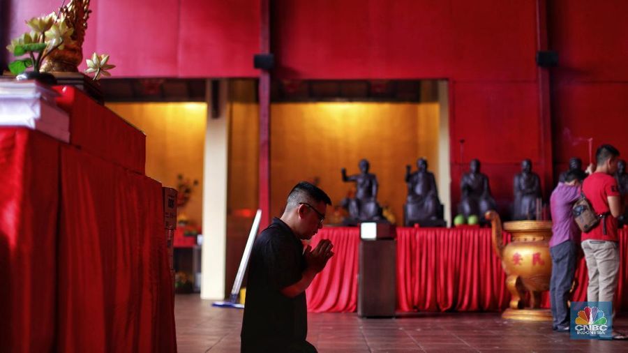 Menjelang perayaan Imlek Vihara Dharma Bakti mempersiapkan untuk umat melakukan peribadatan.