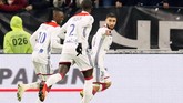 Nabil Fekir merayakan gol penalti ke gawang PSG. Gol Fekir tidak mampu dibalas PSG hingga akhir babak kedua. (REUTERS/Emmanuel Foudrot)