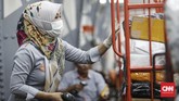 Petugas memisahkan paketan di kantor Pos Indonesia, Jakarta. (CNNIndonesia/Safir Makki)