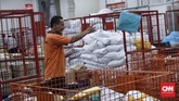 Petugas menyortir barang paketan yang baru tiba dari luar negeri di kantor Pos Indonesia. (CNNIndonesia/Safir Makki)