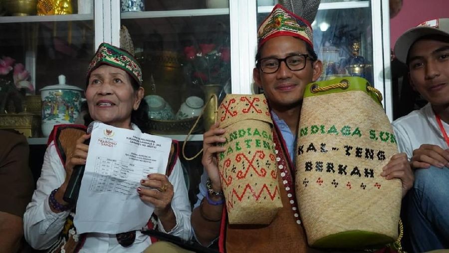 Hasil kerajinan para pelaku UMKM ini bisa menggerakkan ekonomi dan menyerap tenaga kerja.