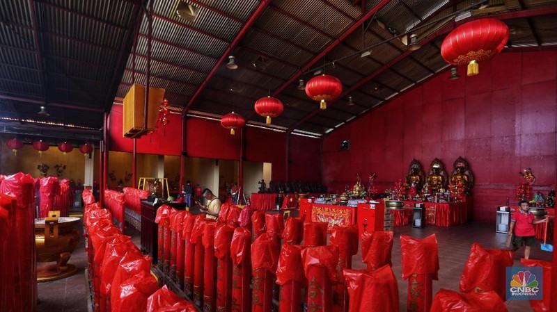 Menjelang perayaan Imlek Vihara Dharma Bakti mempersiapkan untuk umat melakukan peribadatan.