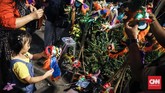 Pasar Imlek Semawis berlangsung selama tiga hari menjelang Imlek, mulai dari jam enam sore hingga jam tengah malam, di sepanjang Jalan Wotgandul Timur, Kawasan Pecinan Semarang.