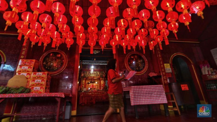 Warga Tionghoa Indonesia beribadah di Vihara Dharma Bakti Petak Sembilan, Jakarta, Senin, (4/2/2019). Menjelang perayaan Imlek Vihara Dharma Bakti mempersiapkan untuk umat melakukan  peribadatan. Perayaana Imlek 2570 akan dilaksanakan pada hari selasa, 5 Februari 2019, yang merupakan Tahun Babi Tanah.  (CNBC Indonesia/Andrean Kristianto)