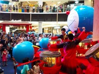 Jelang Imlek, Mal Malaysia Ganti Hiasan Babi dengan Doraemon