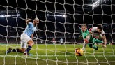 Sergio Aguero akhirnya mencetak hattrick di menit ke-61. Gol ini berbau kontroversial karena bola sempat mengenai tangan Aguero. (REUTERS/Andrew Yates)