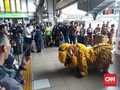Barongsai Hibur Pengguna KRL di Stasiun Kota Saat Imlek