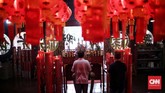 Hal yang dianggap sebagai pertanda baik saat Imlek adalah hujan, karena melambangkan rezeki dan berkah. (CNN Indonesia/Andry Novelino)