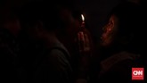 Tak hanya dekorasi wihara, para jemaat juga sudah mulai melakukan ibadah menyambut Imlek. (CNN Indonesia/Bisma Septalisma)