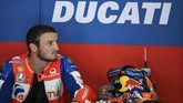Pebalap Pramac Racing Jack Miller duduk di paddock tim. Jack Miller akan menjadi rekan setim pebalap rookie, Pecco Bagnaia, di MotoGP 2019. (Mohd RASFAN / AFP)